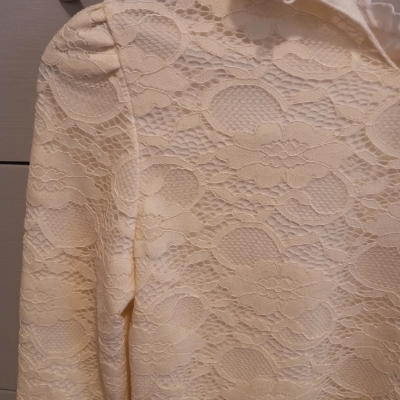 Lovely Blouse with Lace - Picture 6 of 8